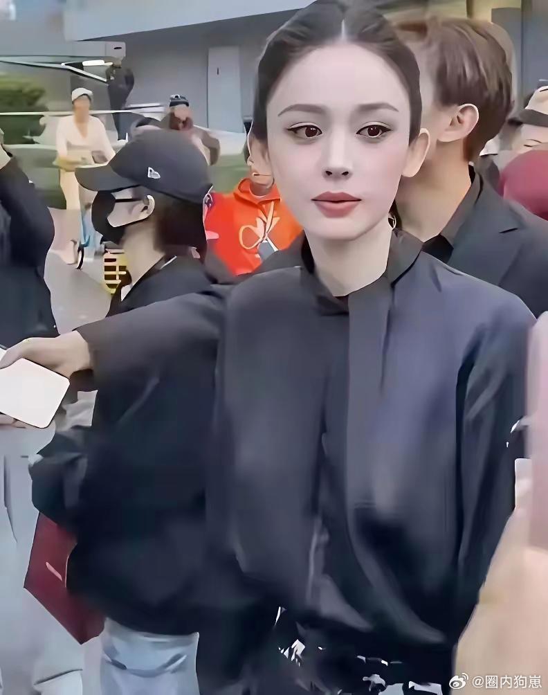 古力娜扎坦然遵从本心，不在意外界纷扰，专注深耕事业提升自身热度，这份态度着实令人
