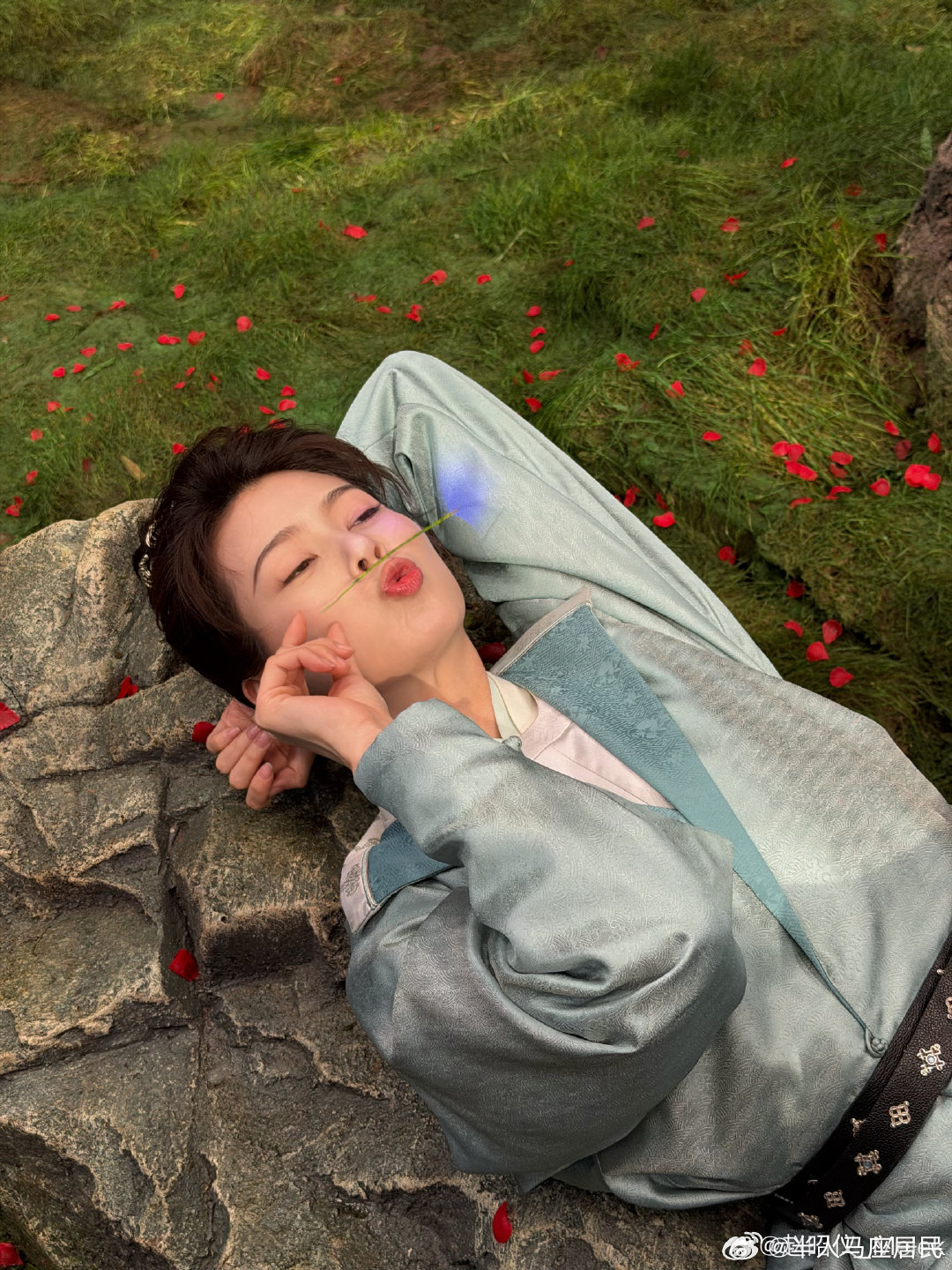 致亲爱的小六：         这是我第一次抽离出来与你对话，我应该唤你声妹妹。