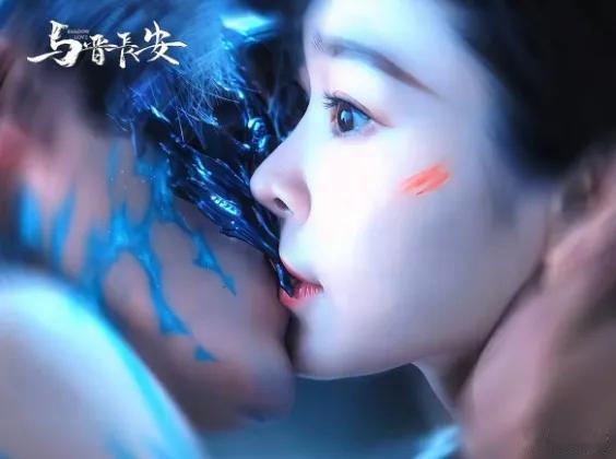 面具怼到女主嘴上？这波亲密度属实过界了
 
丞磊这波操作是来搞笑的吧？剧里戴面具