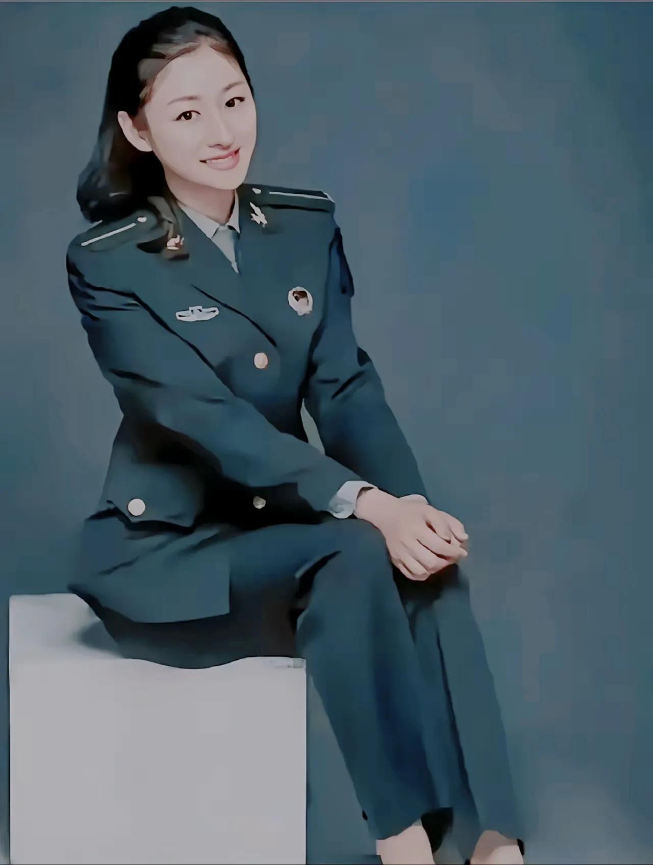 军校女学员可以留这么长的头发吗？
照片中，这名学员青春靓丽，肩膀上的一道杠显示出