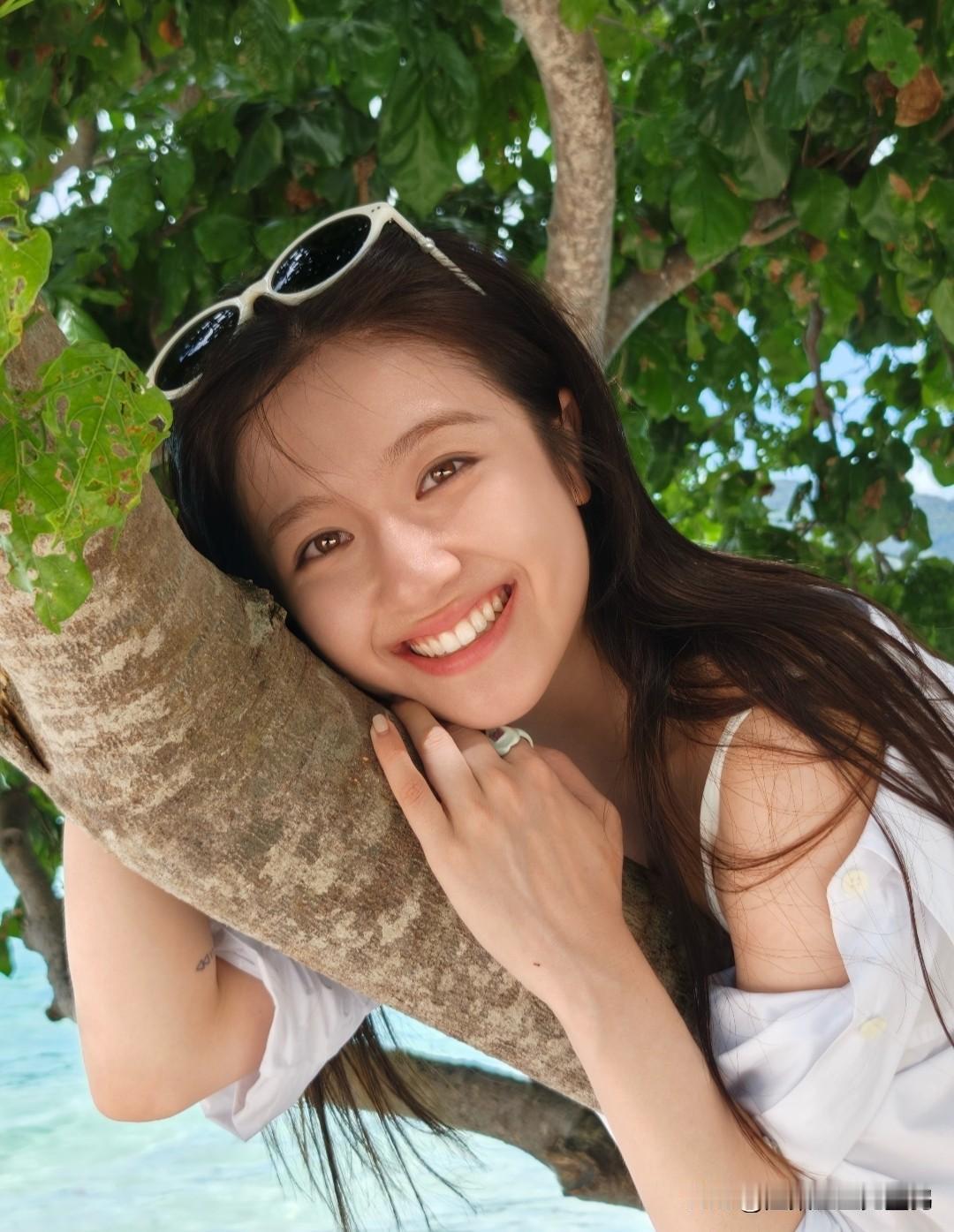 没想到吧？李兰迪荧幕温婉小白兔，私下海边爬树比男生还疯！

在荧幕里，李兰迪一直