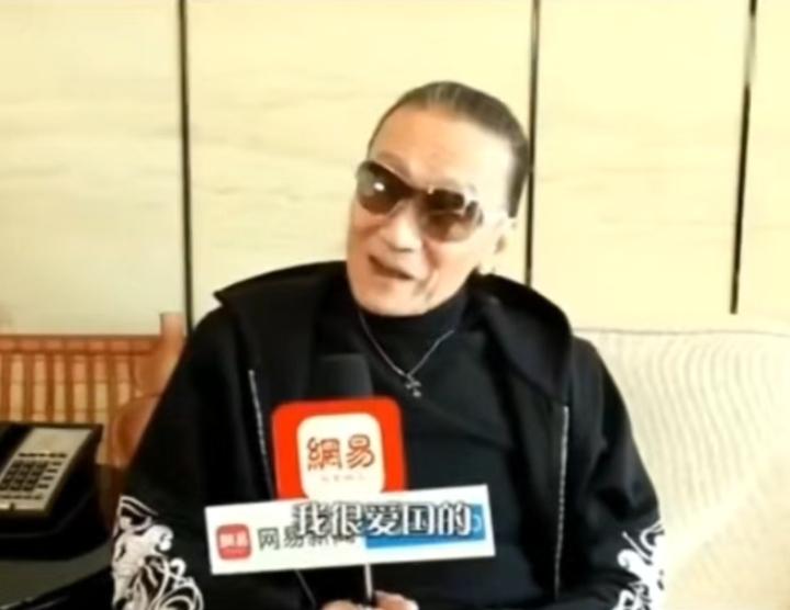 谢贤谈自己爱国：
1，谢贤称自己家客厅里不挂他自己的照片，挂的是大幅的伟人像。