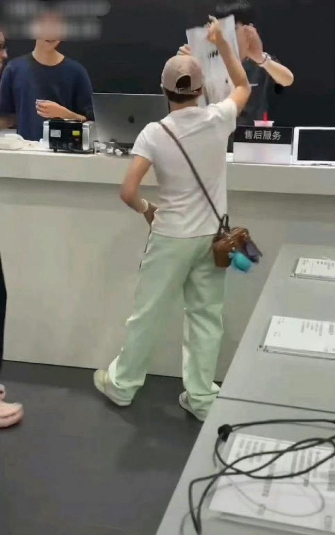 奥运冠军全红婵给妈妈买了一台iPhone 15 Pro Max，结果有一小撮网友