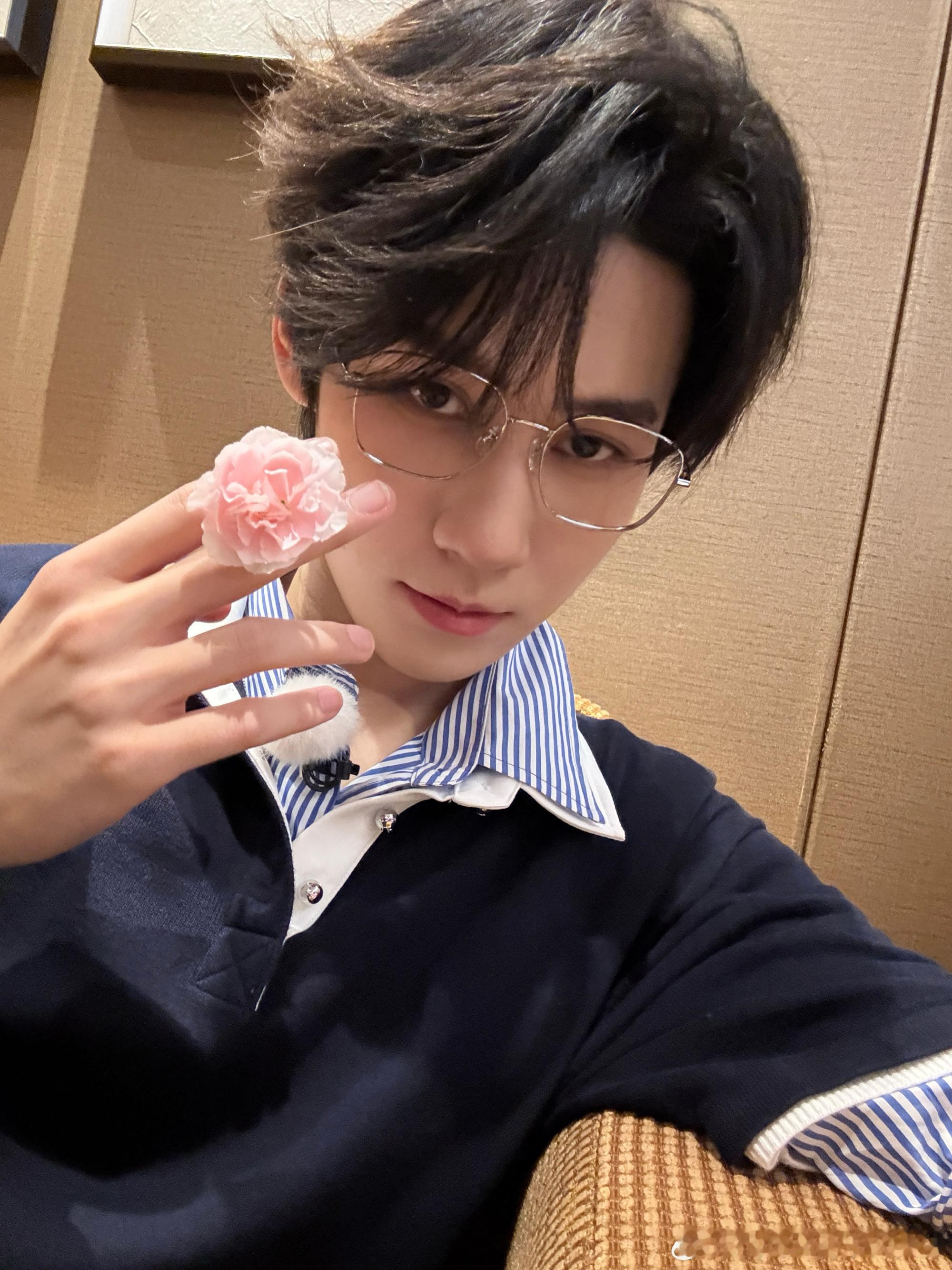 张真源精准预判范丞丞奔跑吧 张真源也太了解范丞丞了吧！画画环节直接预判对方会把画