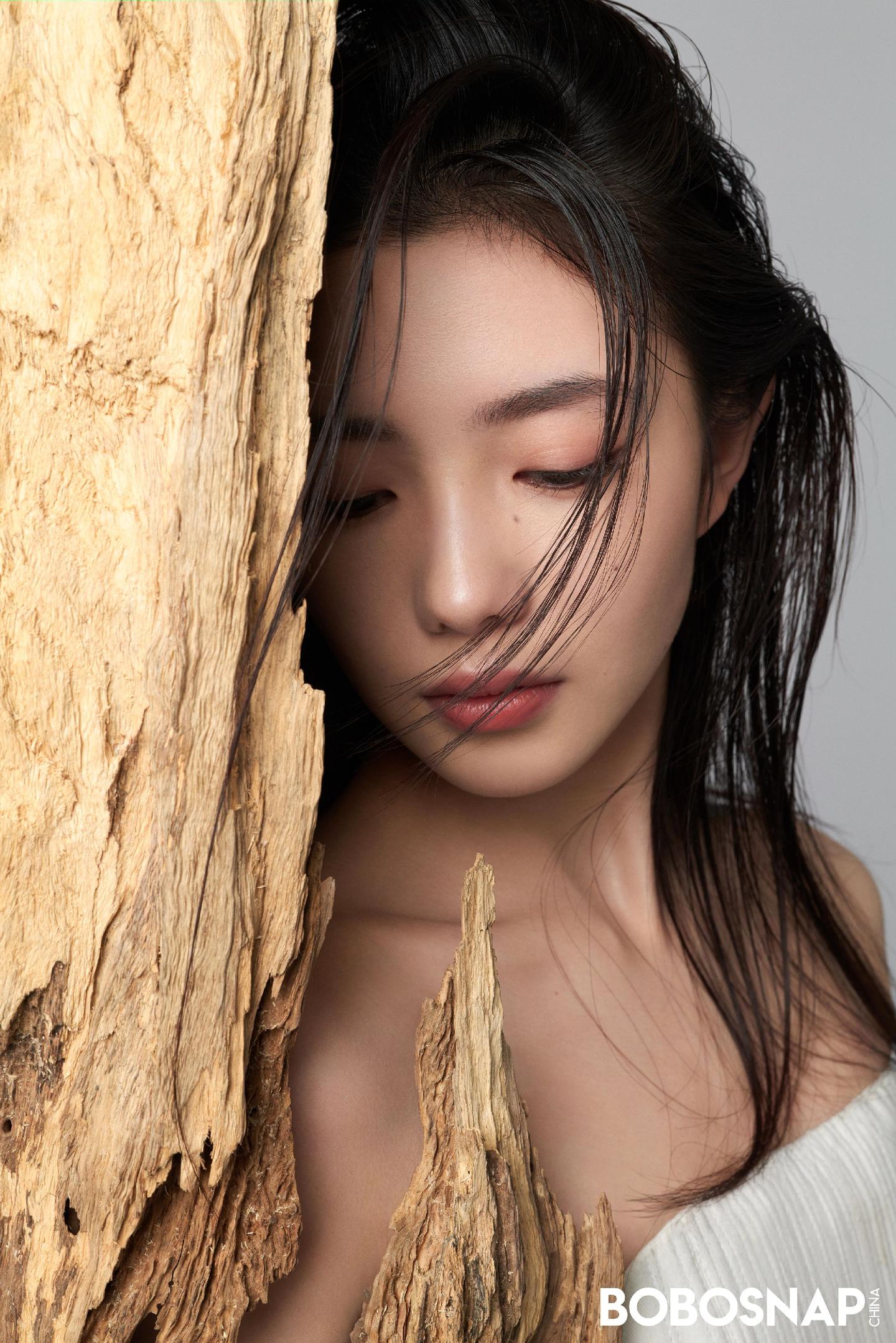 【枯木逢春】本是沉默的枯木纹理，撞上亮片裙摆的碎光