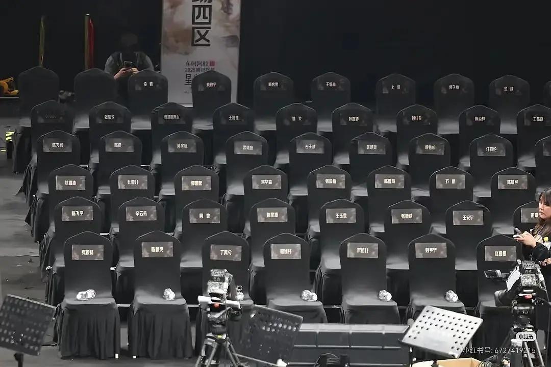 真不是我拉踩！你就看看对比照片，星光大赏真的拉胯，后办的竟然还不如尖叫之夜。穷嗖