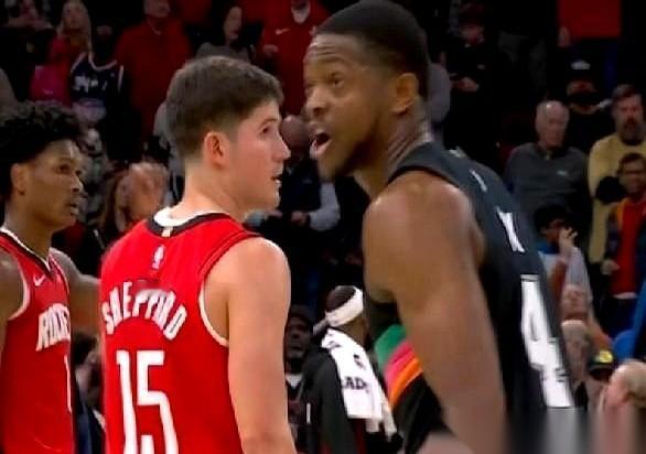 我看得血压都上来了。
最后那几十秒，福克斯迎着申京那一下，喊得撕心裂肺的。
就差