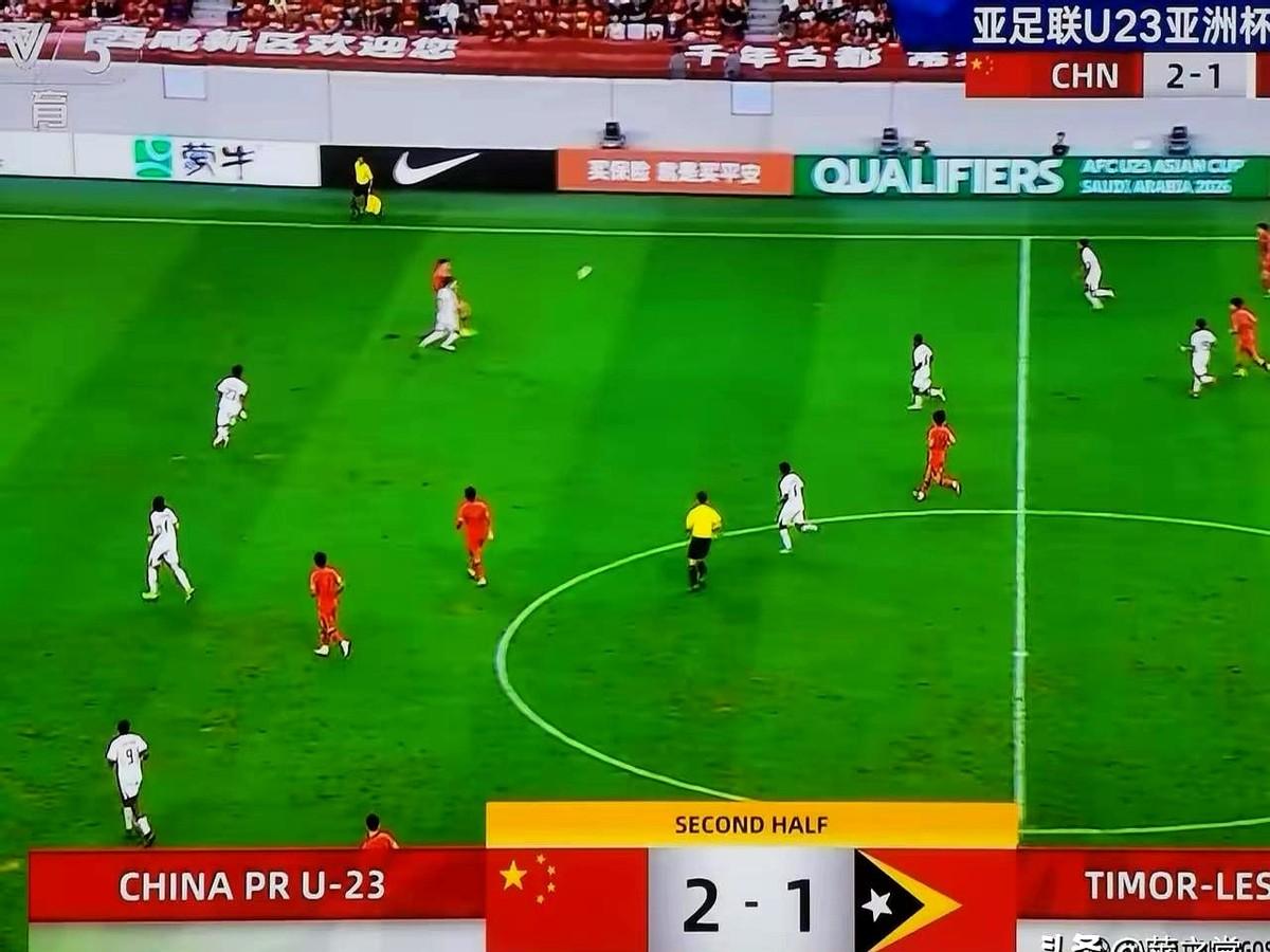 75分钟，哨子没响，胡荷滔先蹲下了。
教练组冲进场，直接把他架回替补席，队医冰袋