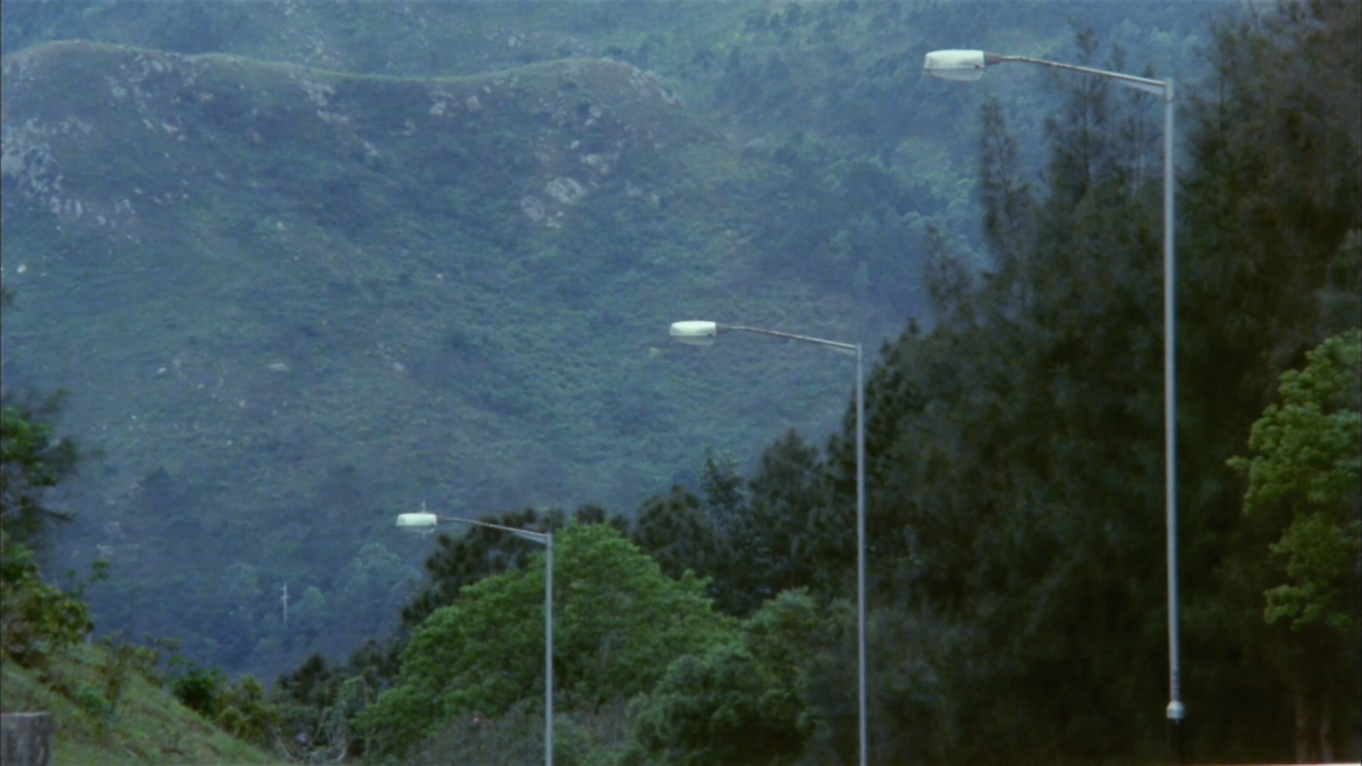 电影中的光影与构图 《旺角卡门》（1988）导演：王家卫空镜酒吧，霓虹，楼梯，卧