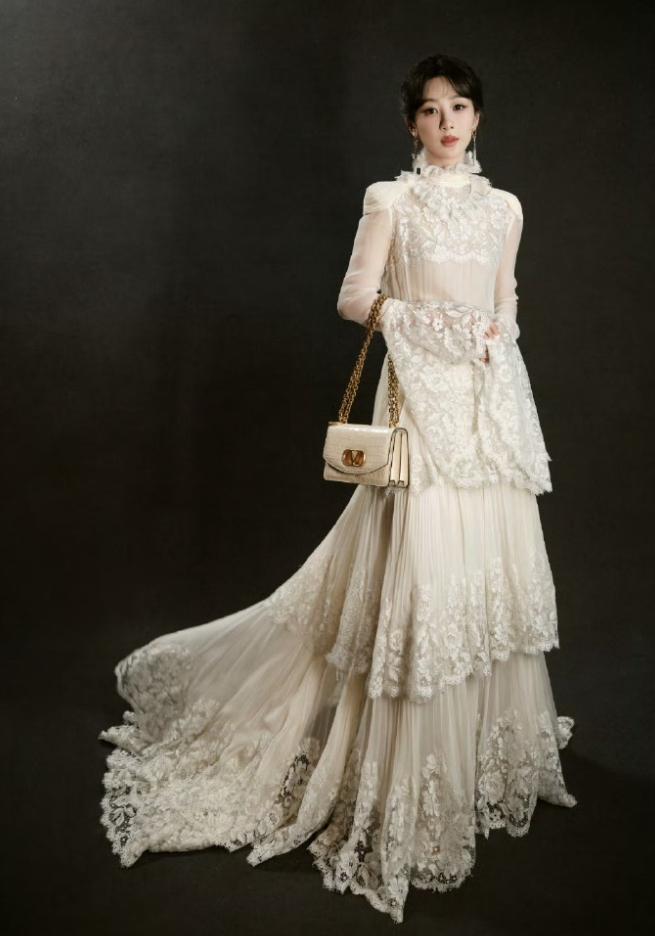 杨紫白玉兰演绎Valentino 2025春夏高定
内娱首秀，这牌子高定内娱很少
