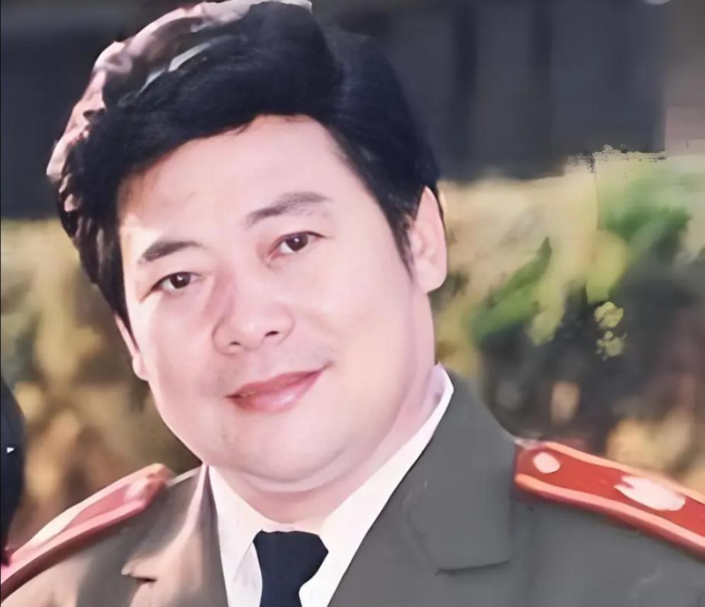 张振富刚进文工团时，长相普通，底子也差。别人练一小时，他练四小时。嗓子哑了，含块
