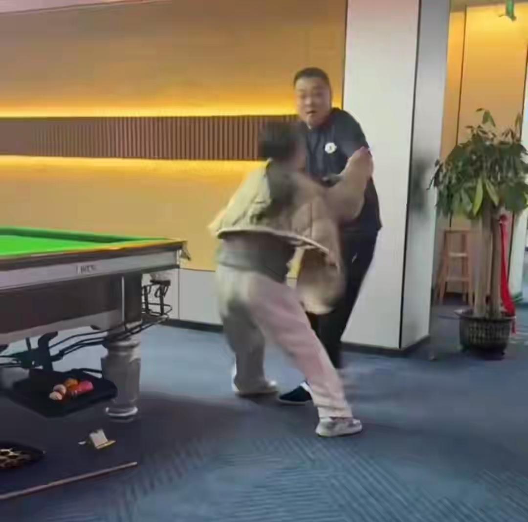 你能想象吗？防城港某金台球厅老板，拖欠工资后还对讨薪女员工大打出手，这背后到底藏