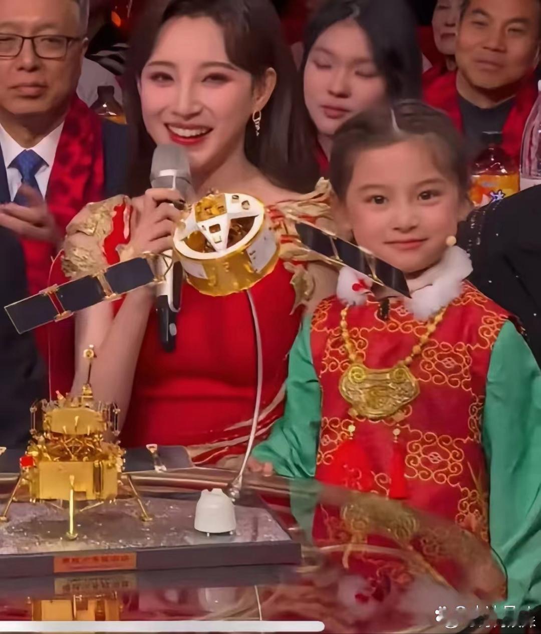 方太初跟金铭好像啊，乍一看还以为是金铭。 