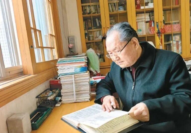 【社区能人 一位八旬老人的笔墨人生】“他一辈子都在握笔记录别人的故事。如今82岁