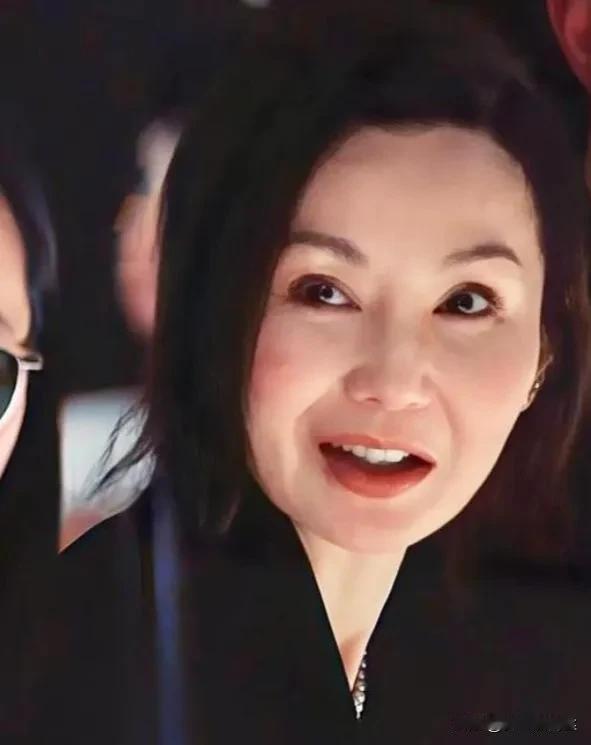 六十岁张曼玉上海大秀上惊艳亮相，其风采依旧不减当年。活动现场，她与粉丝互动频繁，