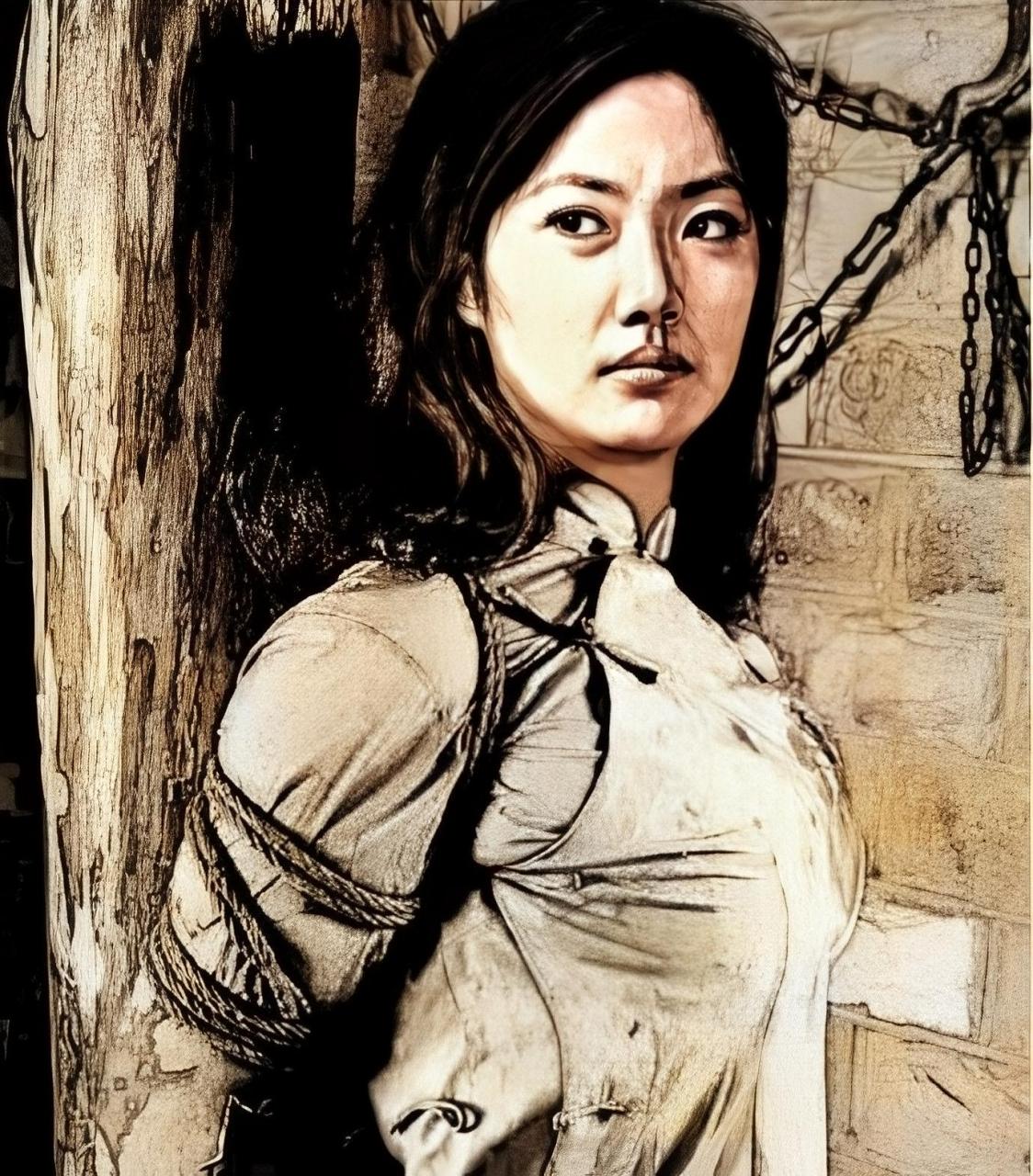 1939年，田仲樵在监狱，被迫给日军洗衣服，谁料，竟发现了丈夫的裤子，她瞬间反应