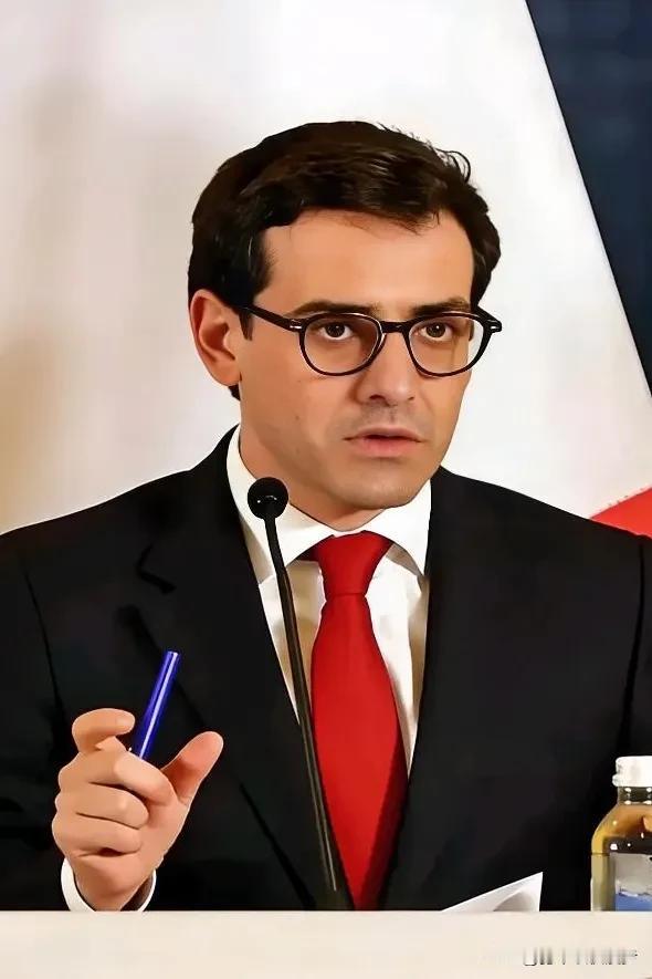 12月3日，财联社电！欧盟要给自己“上硬杠”了。由法国籍委员斯特凡·塞茹尔内主导