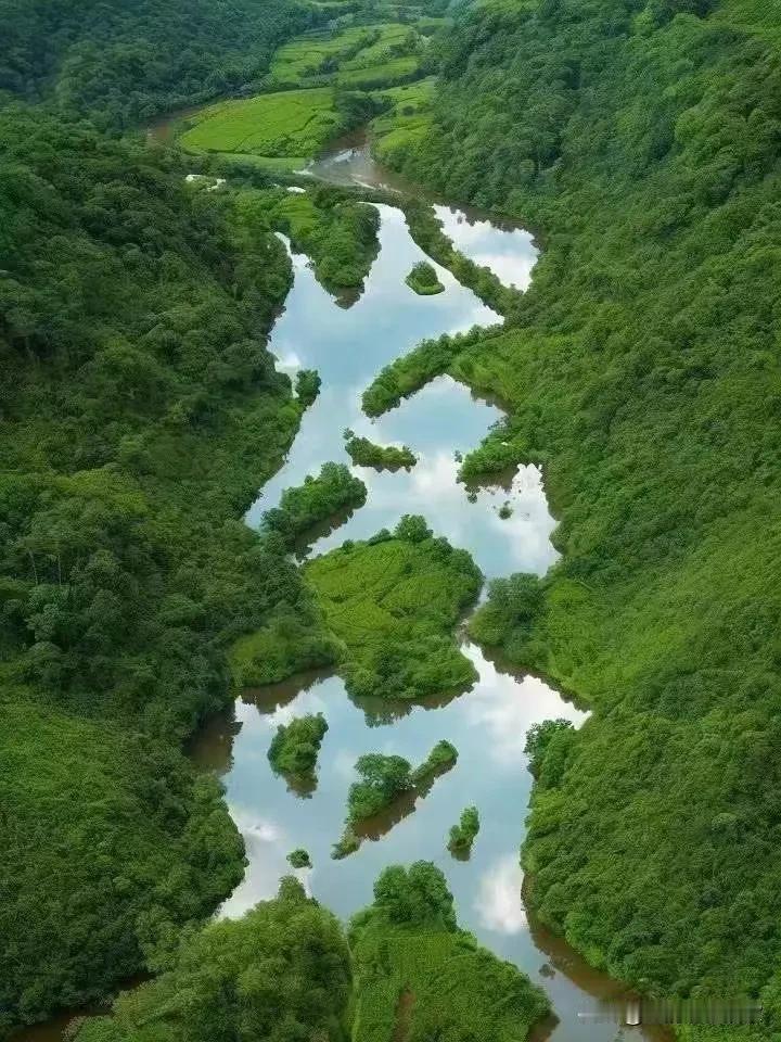 大自然鬼斧神工的魅力
景色优美，浑然天成！
这个必须要点赞的！
这是在一个小山坳