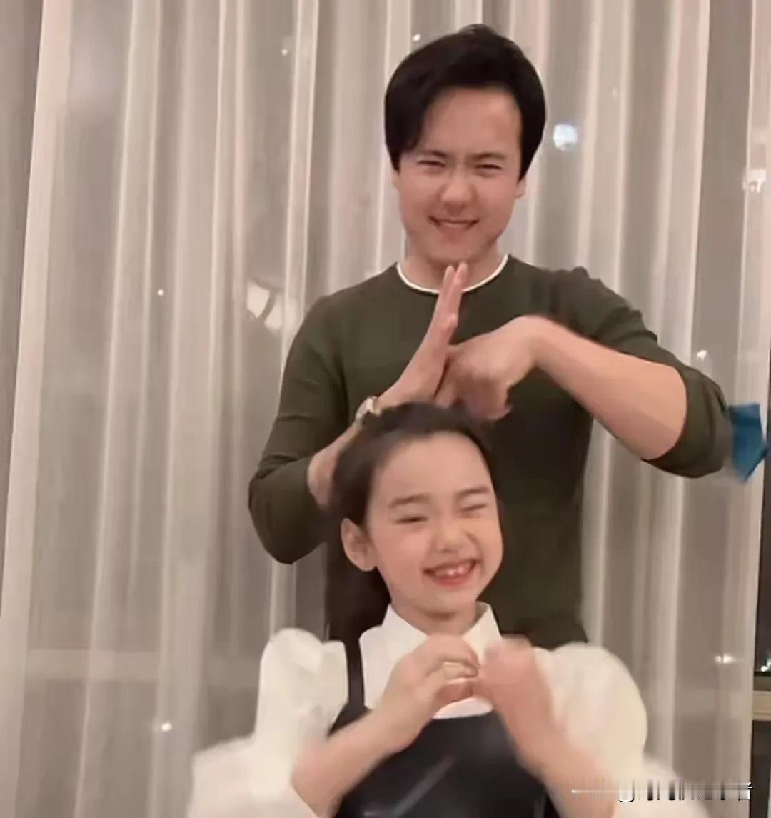 高云翔如今晒自己和女儿视频是在宣布主权吗？其实小酒窝挺懂事，知道父母不在一起，但
