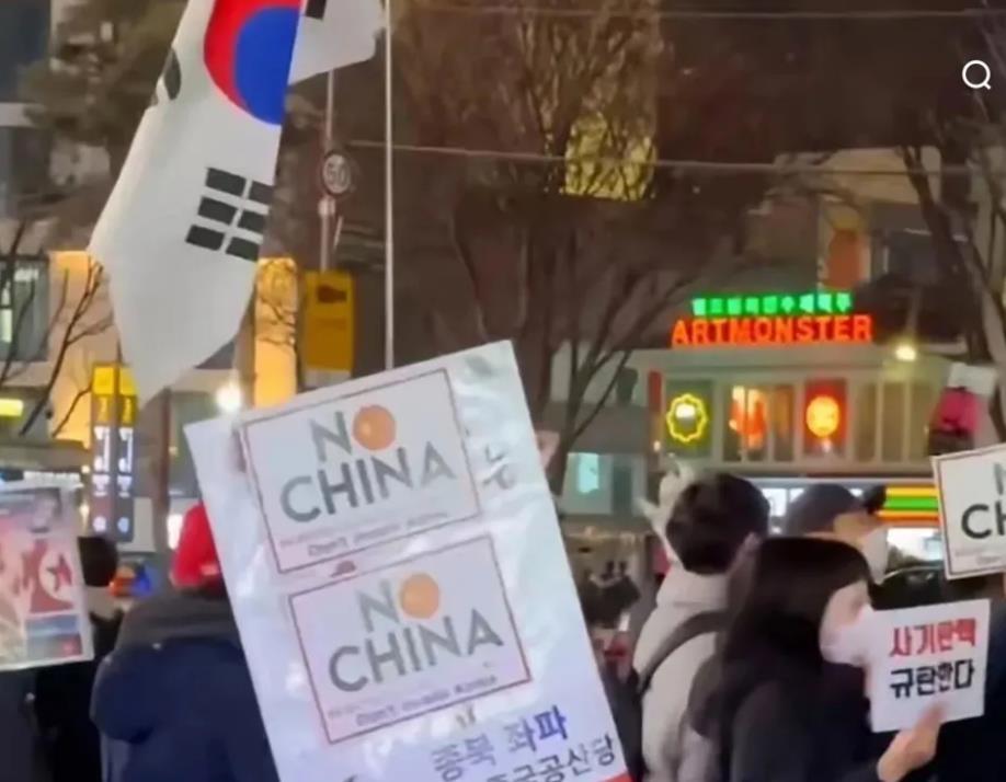 自韩国对华实施免签政策后，国内游客蜂拥而入，为韩国每天带来数百上千万元的收入。
