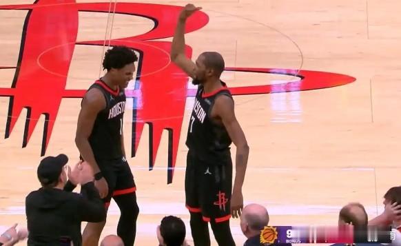 恭喜杜兰特绝杀太阳，确实难得，要知道他整个职业生涯都鲜有绝杀，从阿杜赛后满意的笑