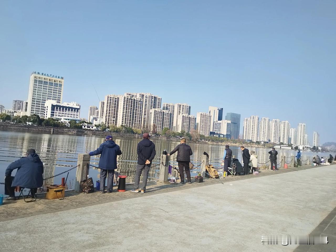 冬钓日记
看看市区内河道，就这一小段就有这些人在钓鱼。
因为是在江南，河面上有风