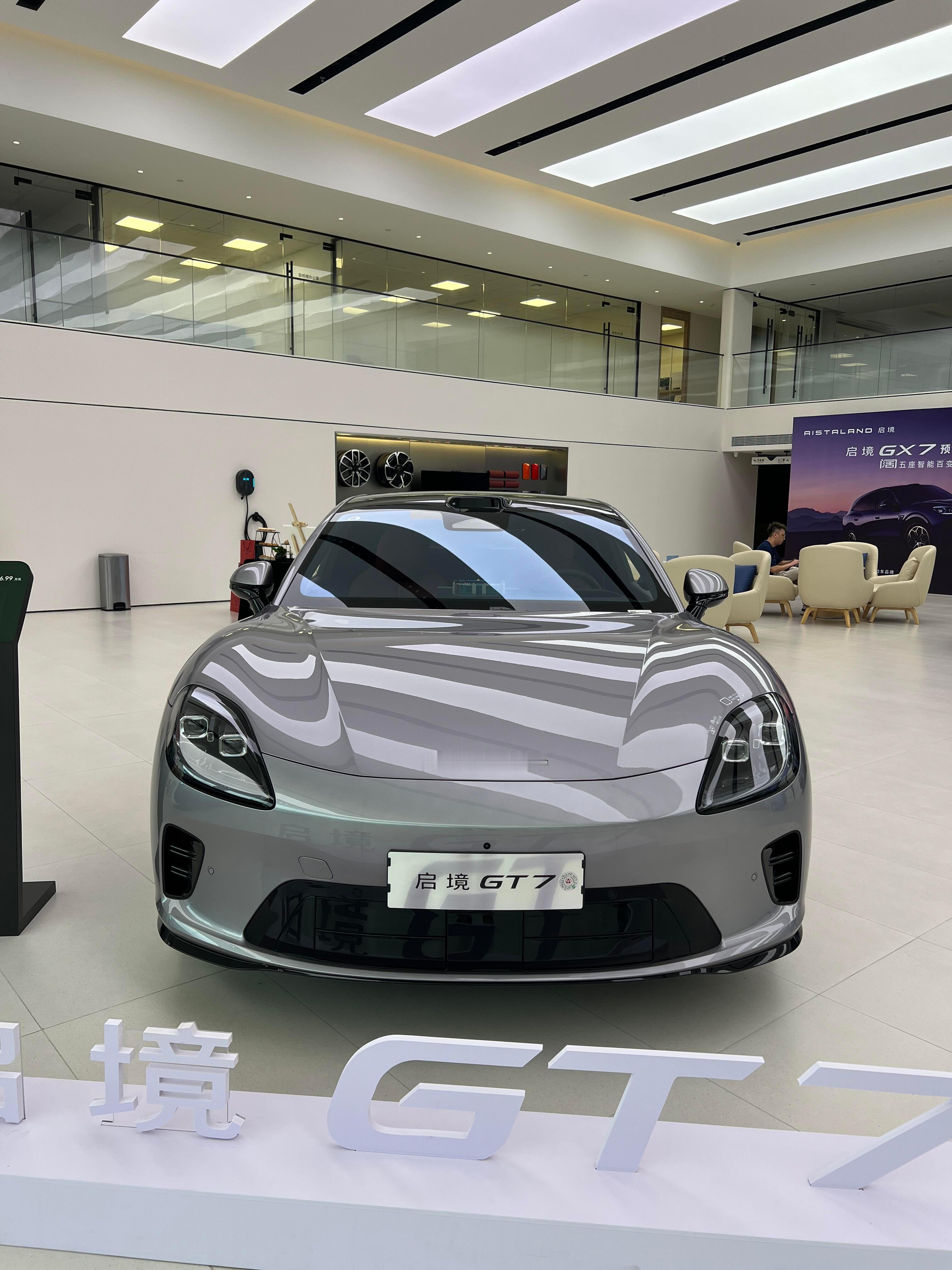 华为乾崑智驾加鸿蒙座舱一套上车，纯电旅行车重心低、后备箱深，周末带自行车帐篷直接