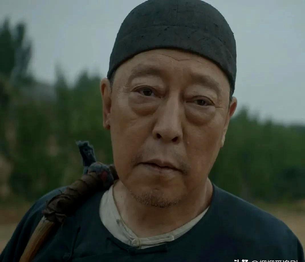 宁学祥刚埋完老伴，夜里摸黑把粗布麻衣全塞进灶膛，火苗蹿得老高。

第二天，他盯上