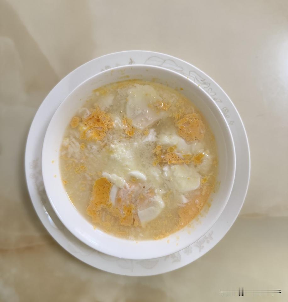 今天的早餐，酒糟鸡蛋，这是我近年来经常吃的，网上买的糯米酒糟，超市买的鸡蛋，一起