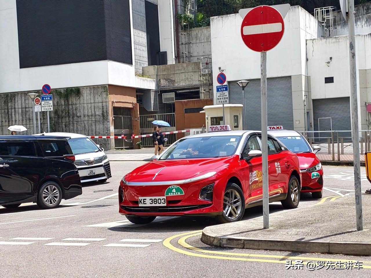 这台香港的士第一次见，造型很特别港岛香格里拉门口看到一台的士候车，这是哪个牌子来