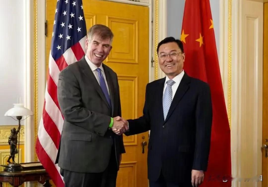 春节了，美国为何觍着脸又来到了北京？那是因为拜登现在很不好过，中期大选干不过特朗
