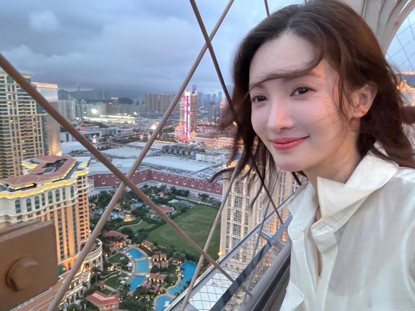 #金晨 我是来自中国的演员# i人是这样的，我感觉看到了我自己的样子 ​​​