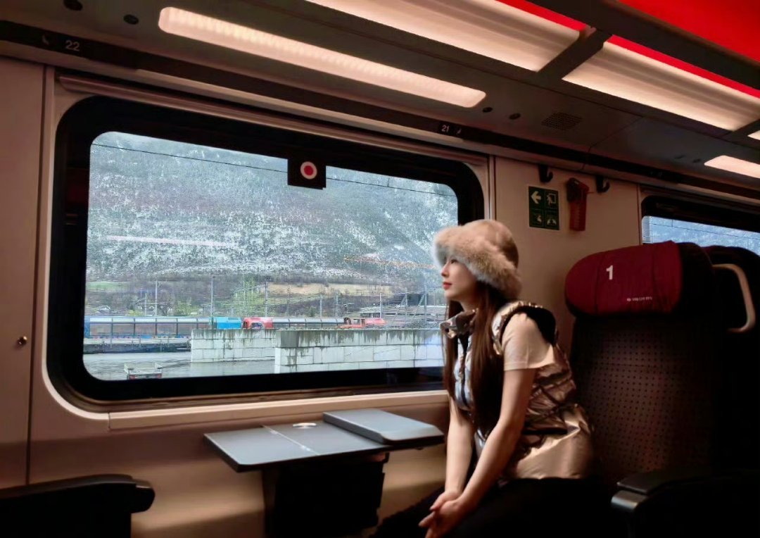 黄圣依晒瑞士游学照 黄圣依结束62天停更，以瑞士游学日常分享回归公众视野。校园晨