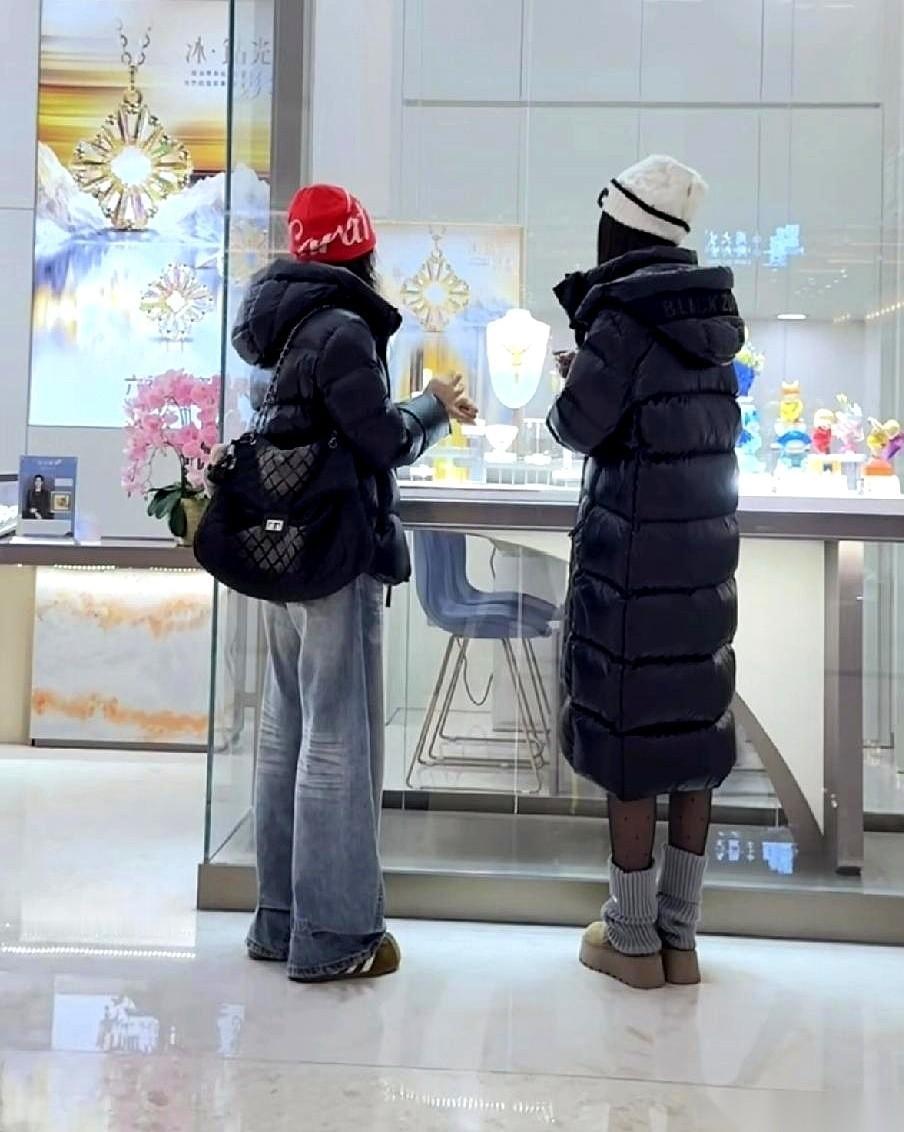 有些人的松弛感，真的就是钱喂出来的。
前两天在万象城，迎面走来俩姑娘，个子高高的