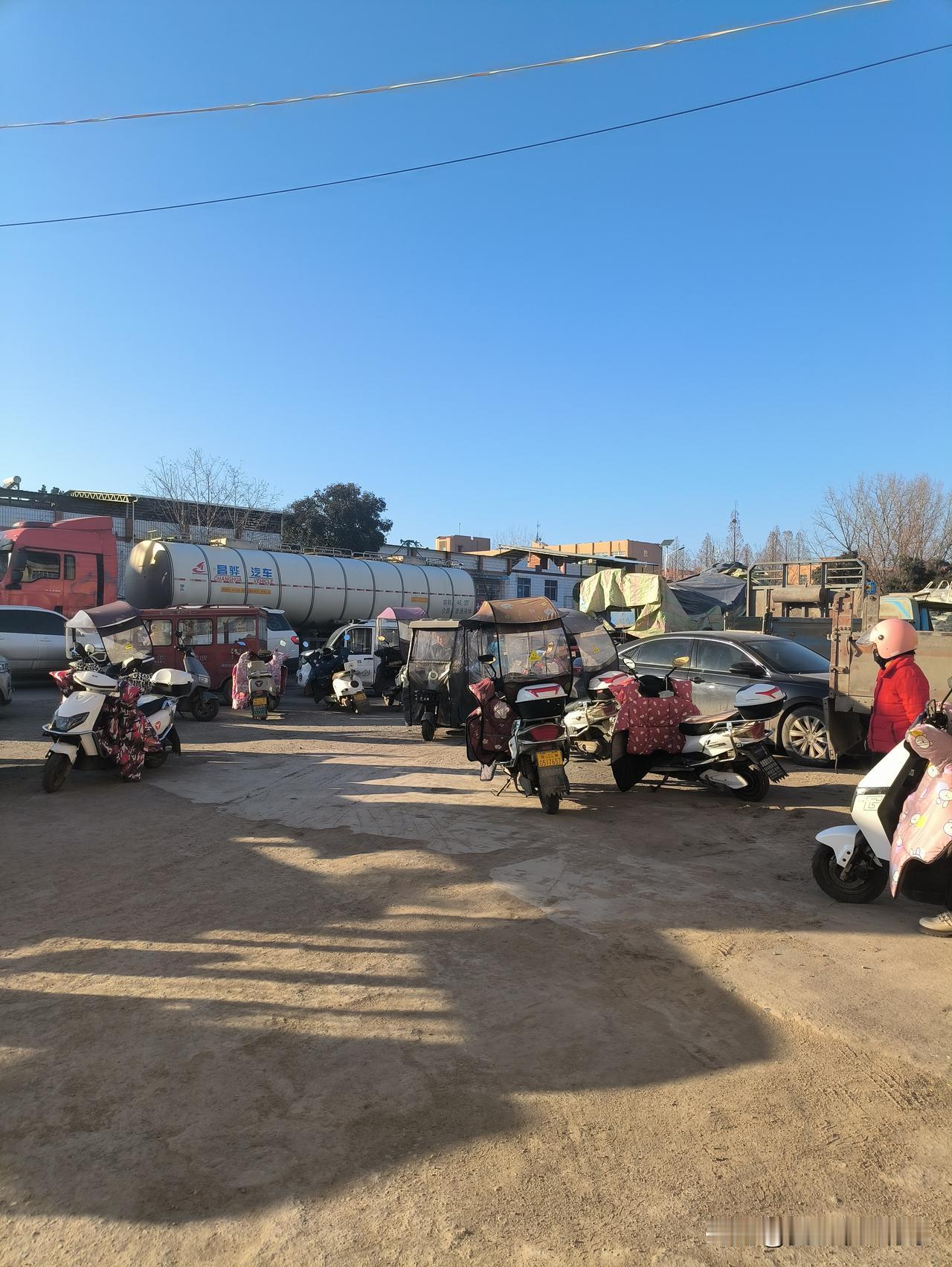 从人性角度来看，人皆有自私的一面。
有些人极度自私，心中唯有自己，从不顾及他人感