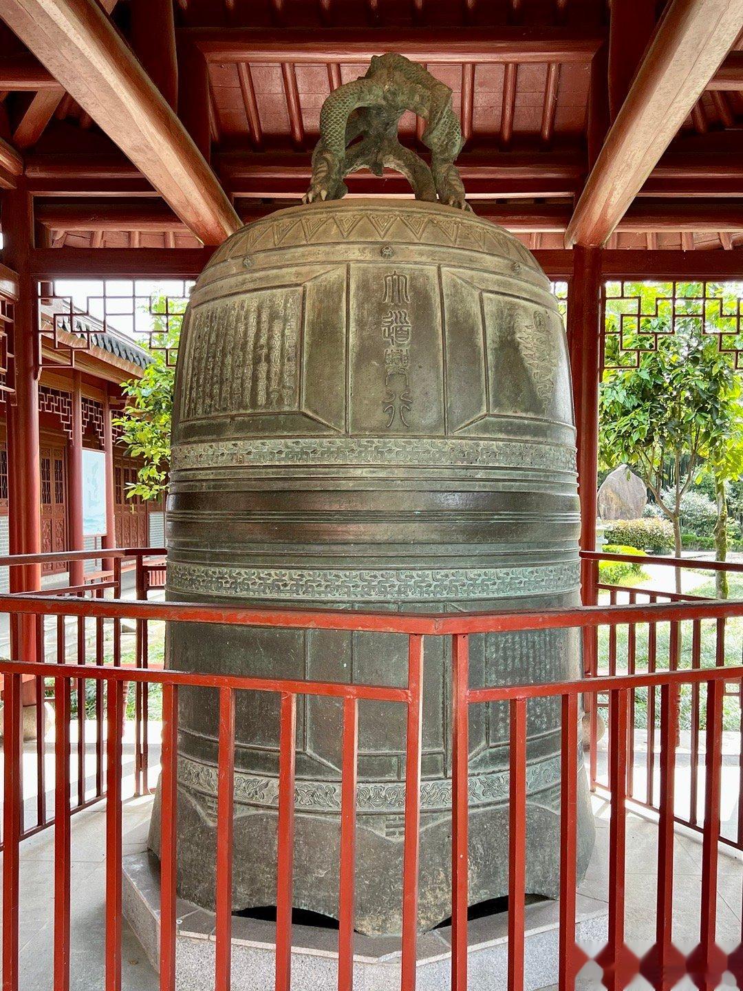 龙虎山上清宫元代9999斤大铜钟。今藏于龙虎山景区嗣汉天师府内，本是元代大上清宫