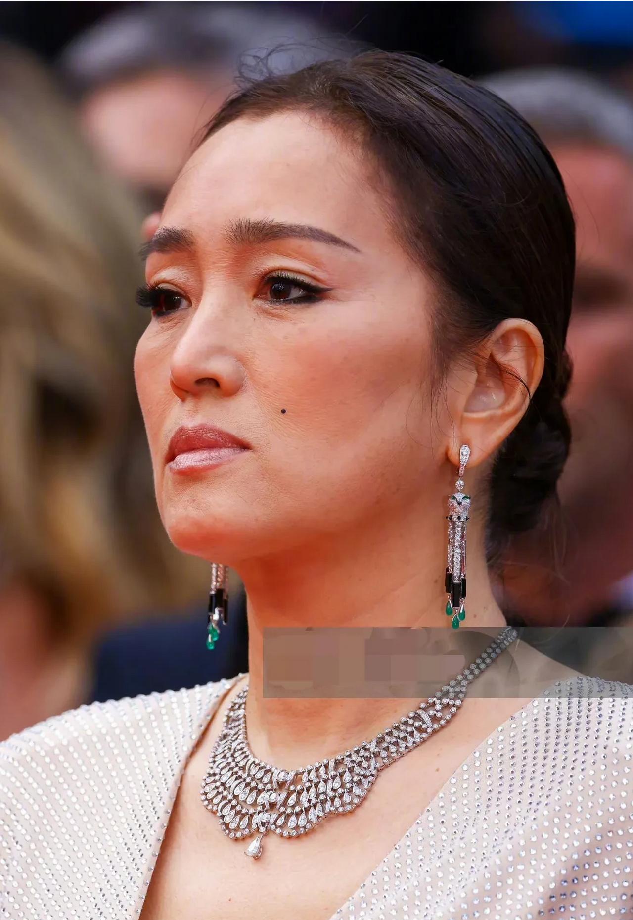 58岁巩俐再战戛纳，似女王出巡超“霸气”！一袭耀眼的粉色镶钻拖地礼裙，曲线依旧美