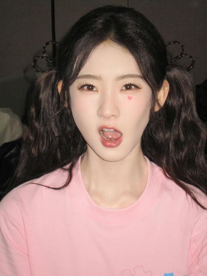 张艺凡张艺凡软萌甜妹风张艺凡爱心双马尾发型张艺凡爱心双马尾好甜呀！ 