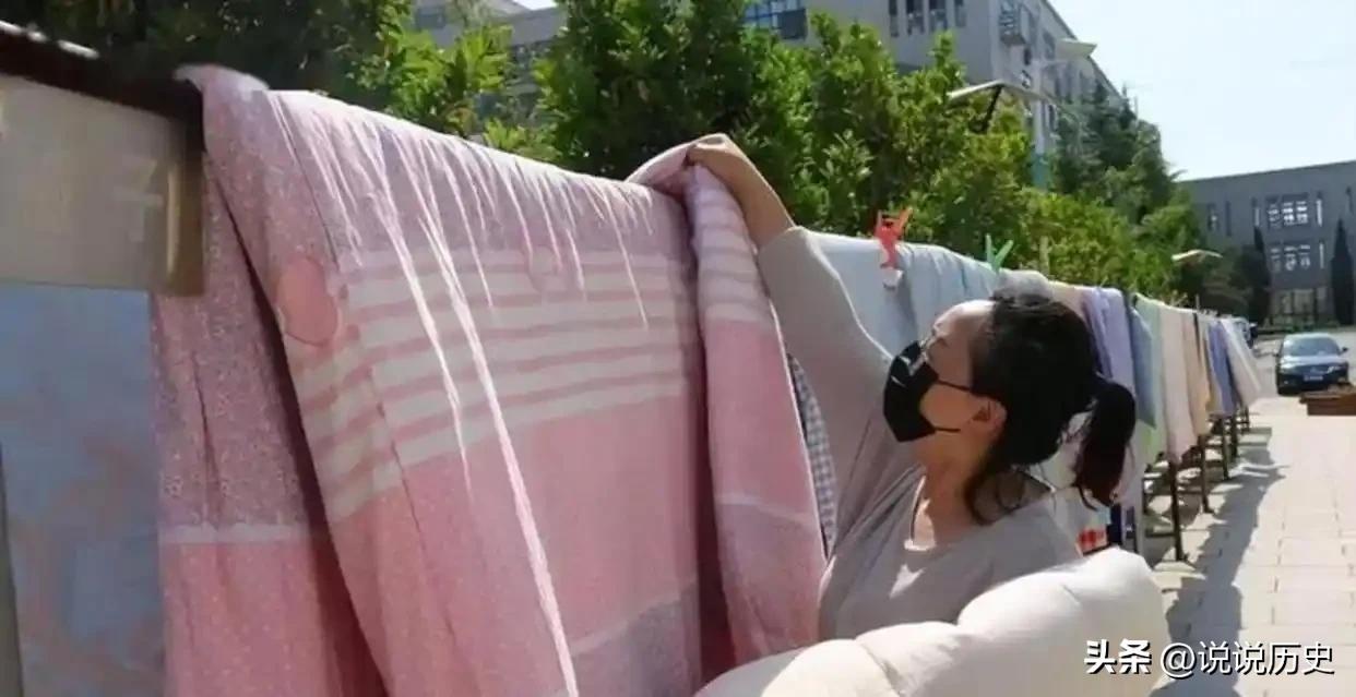 看哭了！近日河南濮阳，刚上大一的女生有点想家了，于是打开手机里的监控，隔空和父母