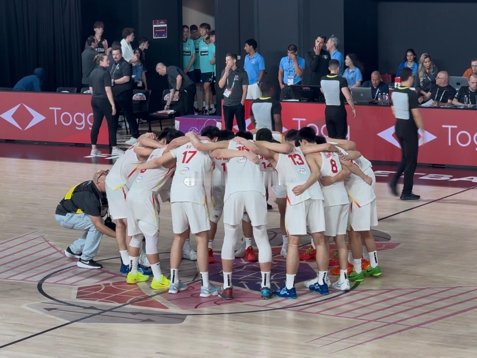 中国U17在半场落后12分的情况下，下半场力挽狂澜以92-79的比分战胜新西兰U