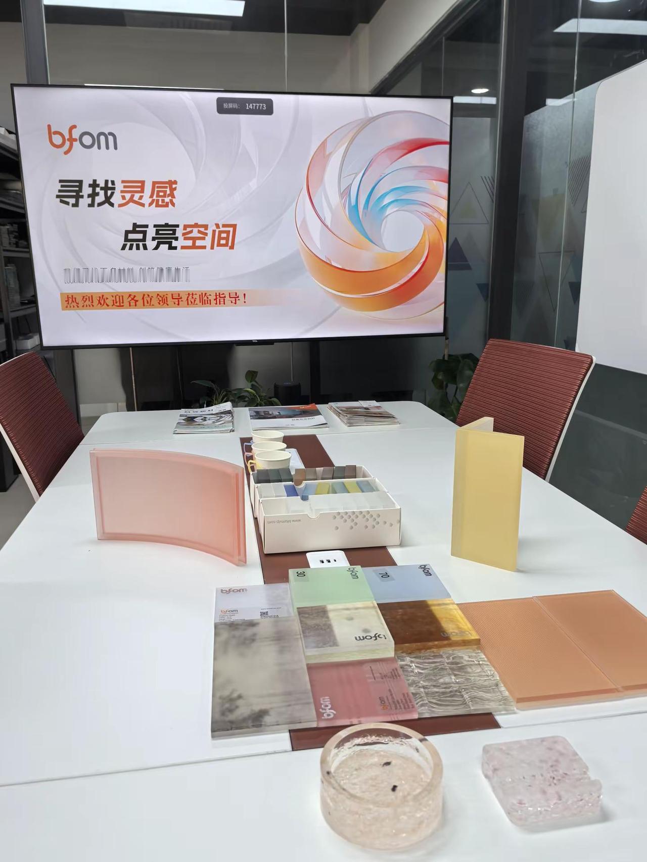 bfom水晶树脂板，空间的艺术诗bfom水晶树脂板雕刻砖的渐变韵律，是把琉璃的通