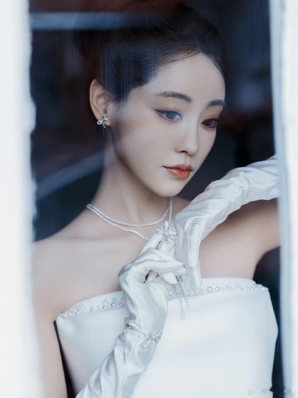 祝绪丹我那明媚贵气的大小姐 她的笑容像春日阳光般温暖，能够瞬间融化人心，配上这身