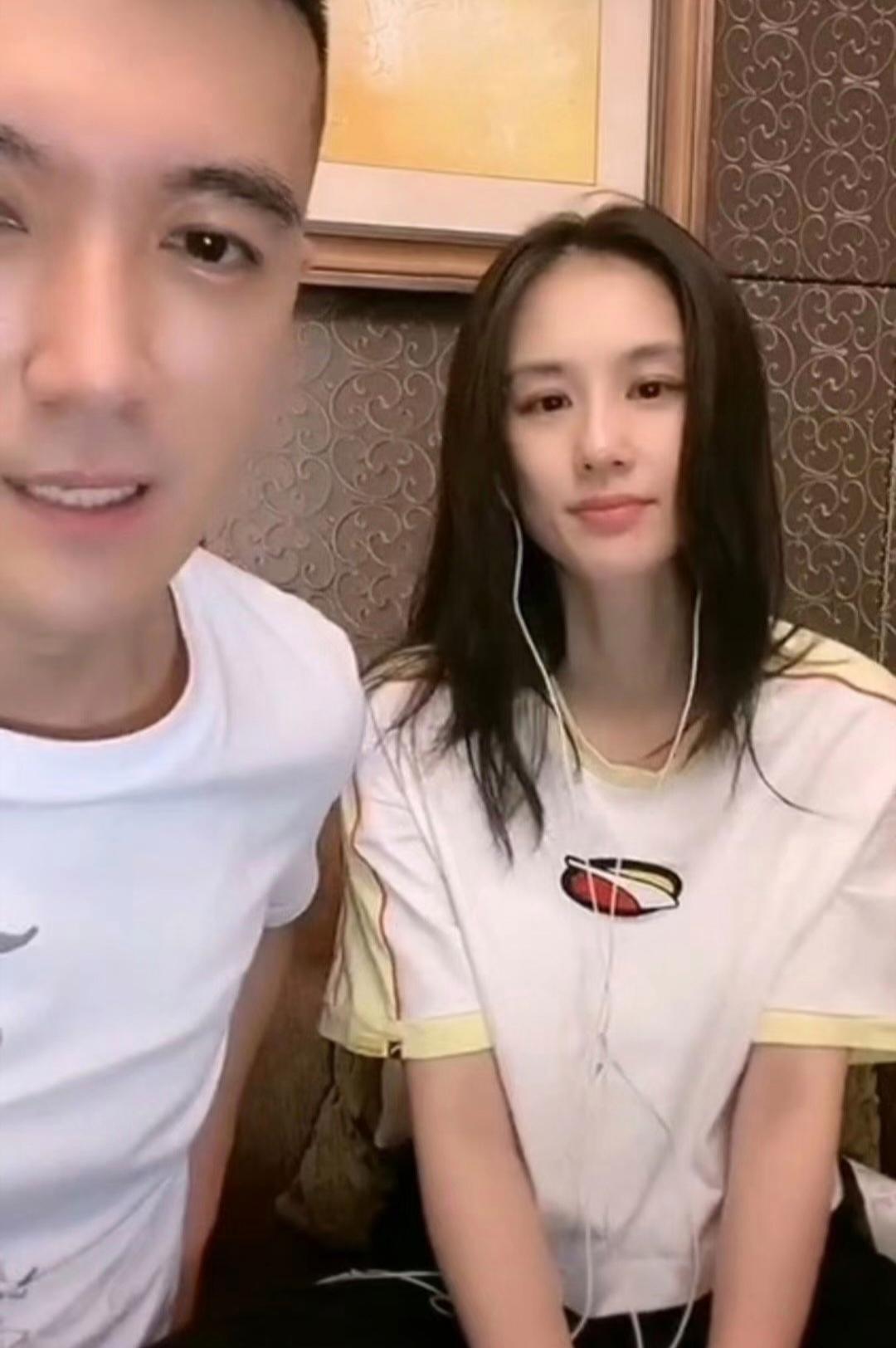 黄圣依腰伤理疗被拉去直播，素颜憔悴，这反差太刺眼了。2020年的事，现在看依旧炸