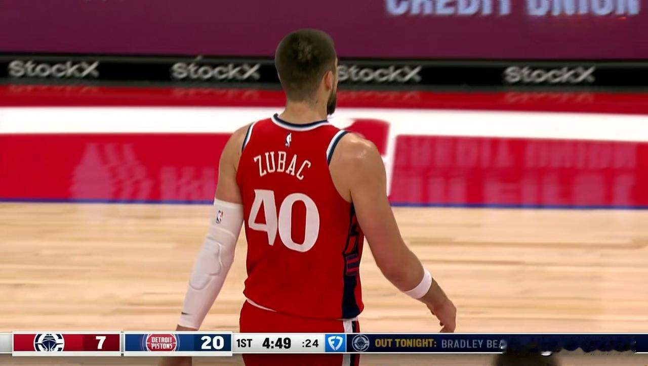 快船当家中锋祖巴茨真是太想赢了！在今天快船客场挑战活塞的上半场比赛中，祖巴茨是球