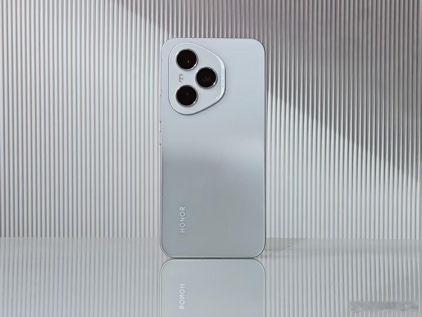 午好！👀这一组荣耀 400 Pro 可以不？中午能看到它的设计了 ​​​