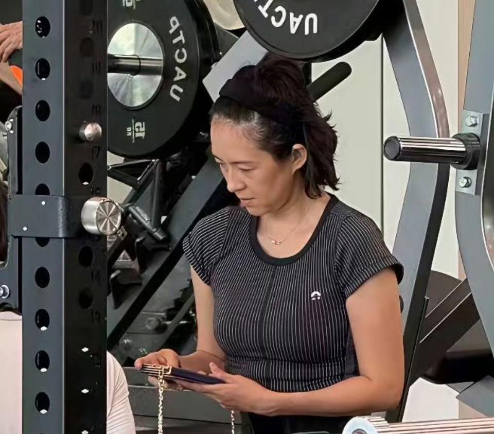 47岁章子怡在健身房被路人随手拍下，无滤镜素颜直接怼脸，完全打破了大家印象里“国