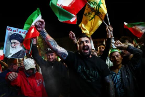 就在刚刚，伊朗首都爆发庆祝活动，民众振臂欢呼。
 
在美国总统特朗普今天接受了伊