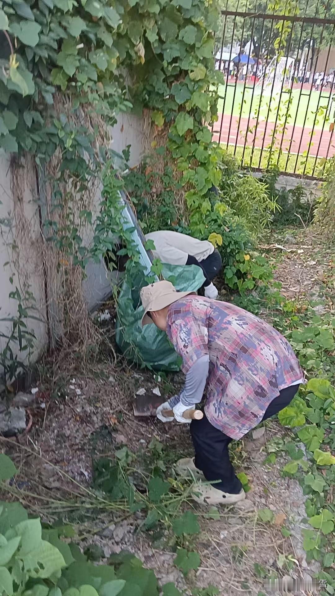 努力干活，为社区服务，坚持初心，保持微笑，这就是我现在的心态。把自己职位摆放在正