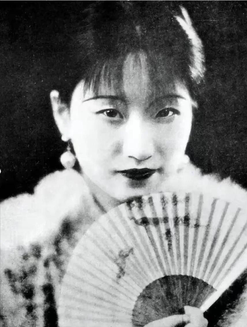[微风]1922年，陆小曼身体不适，王赓却坚持要行房事，遭到拒绝后，俩人发生了争