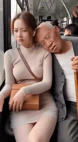 公交上老头强靠美女，还骂人多管闲事！
就在那一瞬间，公交车上的空气仿佛凝固了。众